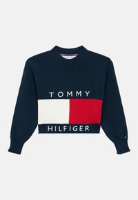 Marineblauer Strickpullover mit Rundhalsausschnitt, versehen mit einem weißen und roten horizontalen Streifen und dem Schriftzug "TOMMY HILFIGER" in Weiß unterhalb des Streifens.