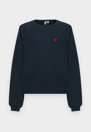Sweat-shirt bleu marine à manches longues avec col rond et petite broderie de cœur rouge sur le côté gauche de la poitrine.