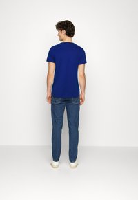 Tommy Hilfiger TOMMY LOGO TEE - T-shirt estampada - bold blue