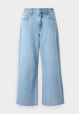 Světle modré široké džíny z denimu s vysokým pasem, předním zapínáním na knoflík a rozhalením na lemu u kotníků.