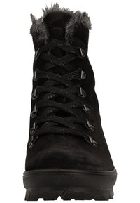 Botte en daim noir avec bordure en fausse fourrure, dotée d'un laçage noir et d'œillets métalliques. Semelle extérieure en caoutchouc texturé pour une meilleure adhérence et stabilité.
