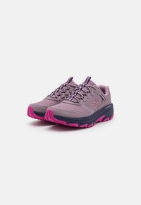 Baskets de trail en violet et rose avec une tige en mesh, une semelle texturée et une semelle intermédiaire rembourrée pour la stabilité et le confort.