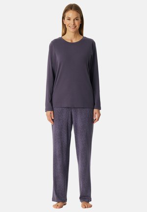 Lila långärmad topp och mönstrade pyjamasbyxor, som har ett mjukt tyg med en vågig design i en ljusare nyans av lila.