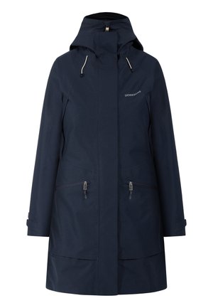 Veste imperméable bleu marine avec capuche, dotée de deux poches zippées et de poignets ajustables. Tissu léger avec une texture lisse.