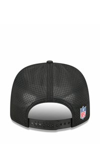 Schwarze Mesh-Cap mit gebogenem Schirm, ausgestattet mit einem Snapback-Verschluss, strukturiertem Material und NFL-Logo-Patch an der Seite.