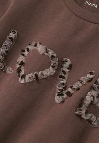 Braunes Baumwoll-T-Shirt mit strukturiertem "LOVE"-Aufdruck aus durchsichtiger, geraffter Stoff, klassischem Rundhalsausschnitt und weichem Finish.