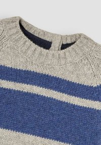 Grauer Pullover mit horizontalen blauen Streifen, rundem geripptem Ausschnitt und strukturiertem Strickmuster. Verfügt über einen navyblauen Innenkragen.