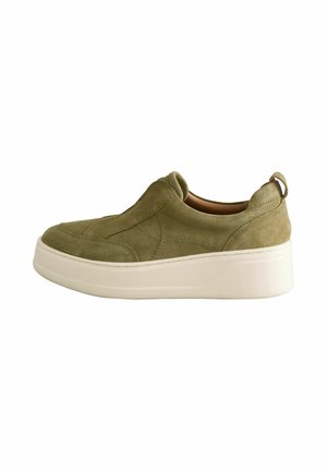 Sneaker slip-on verde in suede con punta arrotondata, collo imbottito e suola a piattaforma bianca. Presenta dettagli di cucitura e un tassello sul retro.