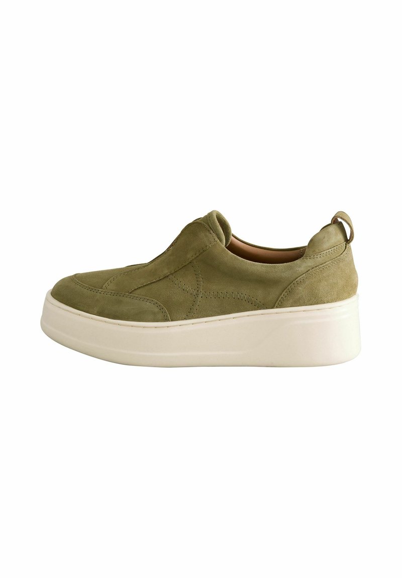 Vihreä nahkainen slip-on-tennarit, jossa on pyöristetty kärki, pehmustettu kaulus ja valkoinen platform-pohja. Varustettu ompeluteoksilla ja vetotapilla takana.