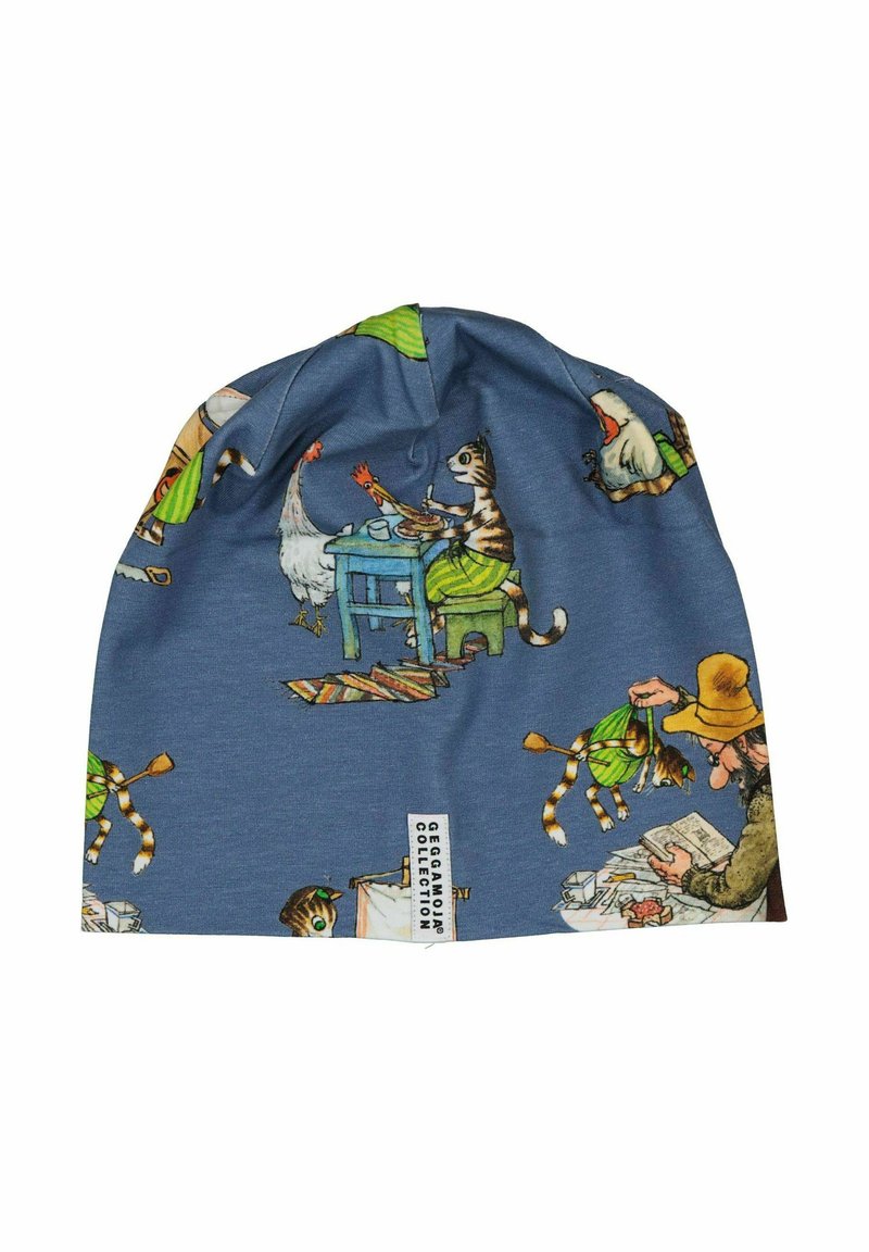 Sininen kangashattu, jossa on kuvasto kissasta pöydän ääressä kanan kanssa, miehestä lukemassa sekä kissasta, jota pidetään paidastaan.