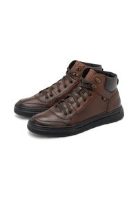 Adidași maronii tip high-top, fabricați din piele texturată, cu tălpi din cauciuc negru, orificii metalice pentru șireturi și un guler căptușit pentru suport.