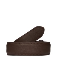 Bruine leren riem met een gestructureerde afwerking, voorzien van een gladde rand en een minimalistisch ontwerp. Compacte vorm, zonder zichtbare hardware.