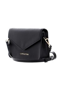 Borsa a tracolla nera realizzata in materiale sintetico testurizzato, dotata di chiusura a pattina, accessori in oro e tracolla regolabile. Nome del brand impresso.