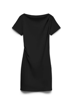 Fekete, rövid ujjú, térdig érő ruha hajónyakú kivágással és finom oldalirányú ráncolással, fehér háttér előtt, laposan elhelyezve.