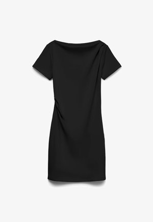 Fekete, rövid ujjú, térdig érő ruha hajónyakú kivágással és finom oldalirányú ráncolással, fehér háttér előtt, laposan elhelyezve.
