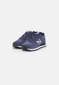 Scarpe da ginnastica viola con tomaia in mix di suede e tessuto, design con lacci, suola intermedia bianca e suola esterna in gomma nera con battistrada texturizzato.