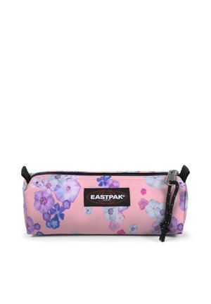 Pinkes Eastpak Federmäppchen mit lila und blauem Blumenmuster, schwarzem Reißverschluss und schwarzem Logo-Patch vorne.