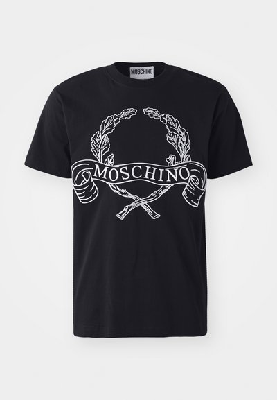 Must mustvalge t-särk, millel on valge trükitud laurelikorv ja brändinimi "MOSCHINO" bänneril; klassikaline ümberkaela disain.
