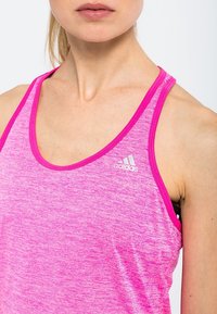 Top sportivo rosa con un motivo mélange, caratterizzato da spalline sottili e un piccolo logo bianco Adidas sulla zona del petto.