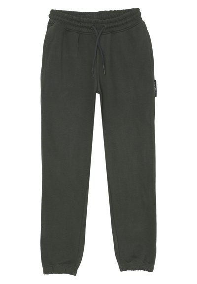 Pantaloni jogger verde scuro con vita elasticizzata, coulisse, tasche laterali, polsini elasticizzati e una piccola etichetta nera sulla coscia destra.