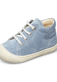 Modrá semišová vysoká obuv s bílými tkaničkami a strukturovanou gumovou podrážkou. Obsahuje logo na boku a kontrastní bílé švy.