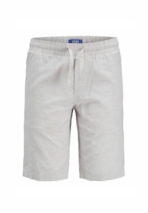 Hvid T-shirt med "Jack & Jones" logo, lysegrå shorts, beige sneakers med hvide og sorte detaljer samt hvide sokker med sort tekst.