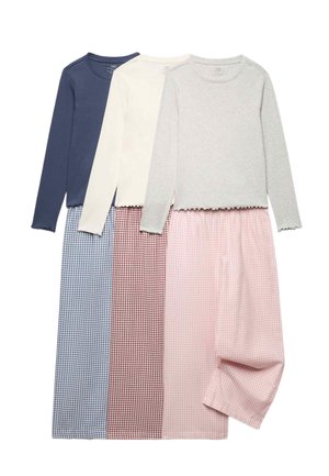 Drei Sets langärmliger Oberteile mit passenden karierten weiten Hosen in Navy, Weiß und Grau mit blauen, roten und pinken Mustern.