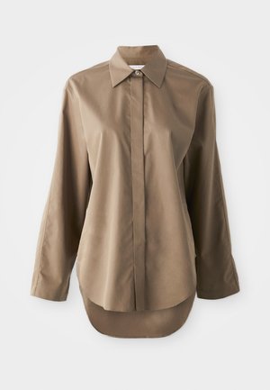 Chemise marron à manches longues en tissu doux, dotée d'un col pointu, d'une fermeture à boutons sur le devant, et d'un ourlet arrondi à l'arrière.