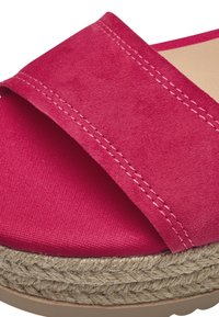 Fuchsiové semišové skluzové sandály s širokým popruhem, zvýšeným šitím a pletenou juty platformou. Texturovaný povrch a otevřený design.