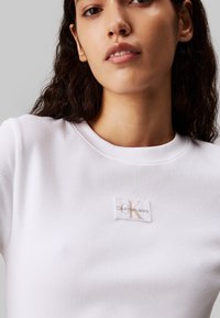 Calvin Klein Jeans LABEL  - T-shirts print - bright white