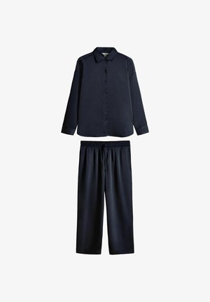 Tume merevaheline pikkade käistega nööpidega särk koos krae ja sobivate elastsete vöökohaga laia säärega pükstega, millel on nöör.