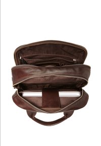 Bruine leren tas met ritsluiting, binnencompartimenten en een gevoerde sectie voor een laptop. Zachte textuur en stevige handvatten.