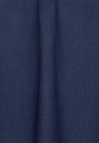 Tessuto in lino blu navy con una finitura texturizzata, che mostra un sottile motivo a tessitura e una caduta morbida. Ideale per abbigliamento o tessuti per la casa.