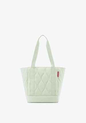 Borsa tote trapuntata verde chiaro con due manici lunghi, cuciture verticali e una piccola etichetta rossa sul lato destro. Contenuto non visibile.