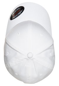 Witte baseballcap met een afgeronde kroon, gestikte ventilatiegaten en een bovenste knop. Heeft een cirkelvormig logotag aan de voorkant.