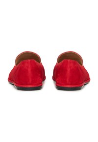 Paar rote Wildleder-Slipper mit flacher Sohle, abgerundeten Fersen und schwarzen Sohlen, von hinten auf weißem Hintergrund gezeigt.