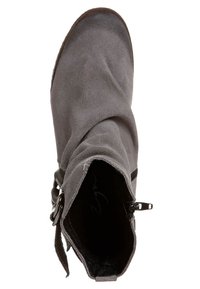 Bottine en daim gris avec un design décontracté, une fermeture éclair sur le côté et une tige texturée. Bout arrondi et semelle basse et plate.