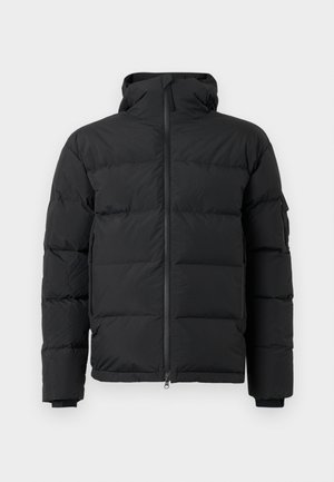 Zwarte gewatteerde jas met een hoge kraag, rits aan de voorkant en elastische manchet. Voorzien van horizontale gestikte secties en een zijzak.