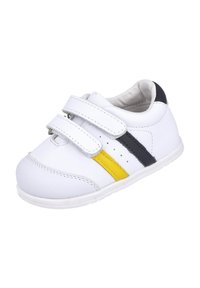 Zapatilla blanca con dos correas de Velcro, presenta franjas amarillas y marino en los laterales. Textura suave, punta redondeada y suela de goma.