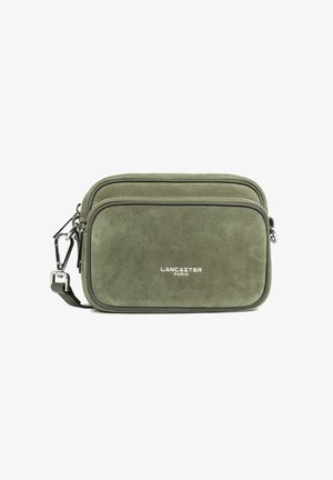 Borsa a tracolla in suede verde oliva con due scomparti con cerniera e dettagli in argento, con il logo "Lancaster Paris" sul davanti.