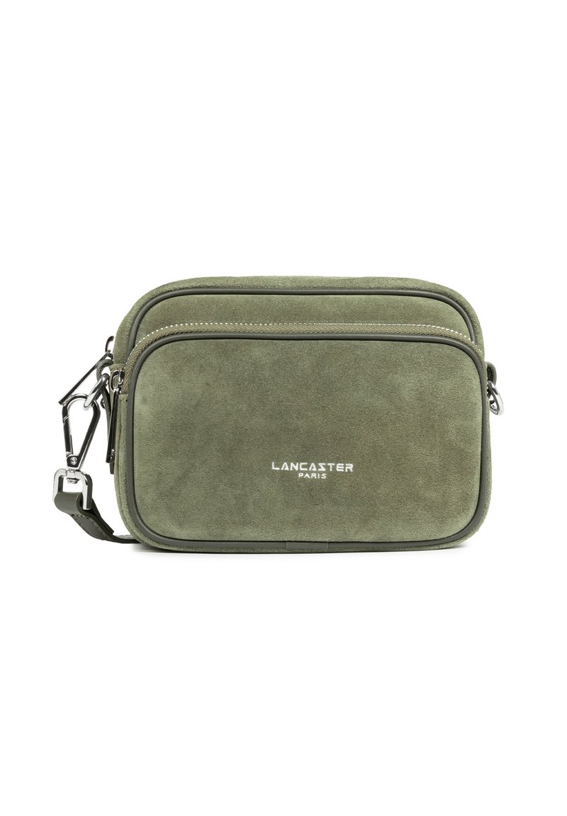 Borsa a tracolla in suede verde oliva con due scomparti con cerniera e dettagli in argento, con il logo "Lancaster Paris" sul davanti.