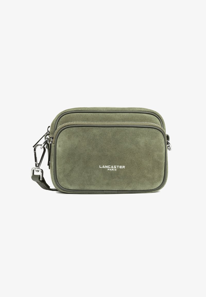 Borsa a tracolla in suede verde oliva con due scomparti con cerniera e dettagli in argento, con il logo "Lancaster Paris" sul davanti.