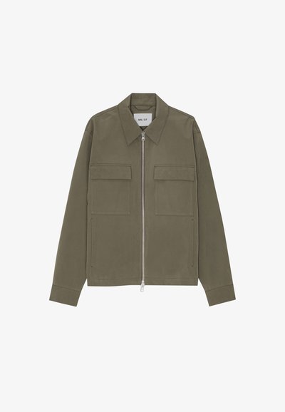 Olivegrüne Jacke mit Reißverschluss vorne, normalem Kragen, zwei Brusttaschen und langen Ärmeln, aus glattem Stoff gefertigt. Einfaches Design ohne Muster.