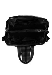 Mustan nahkalaukun sisäpuoli, jossa on useita lokeroita, vetoketjullinen tasku ja sileä vuori. Varustettu tukevilla mustilla kantokahvoilla.