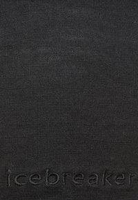 Tessuto nero, testurizzato, con un motivo a coste. Presenta un logo "icebreaker" in rilievo vicino al fondo. Materiale morbido ed elastico.
