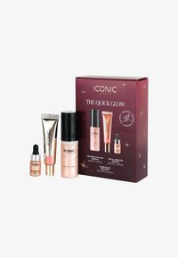 Make-up-Geschenkset in einer bordeauxfarbenen Schachtel mit schimmernden Akzenten. Enthält vier Produkte in verschiedenen Größen mit eleganter, beschrifteter Verpackung.