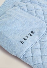 Guanto da forno in tessuto blu trapuntato con una texture morbida. Presenta un motivo a rombi cucito e la parola "BAKER" stampata in nero.