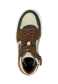 Hoge sneaker in crème, groen en bruin suède. Beschikt over een geperforeerde neus, bruine veters en een rits aan de zijkant voor gemakkelijk aan- en uittrekken. Textuurelementen aanwezig.