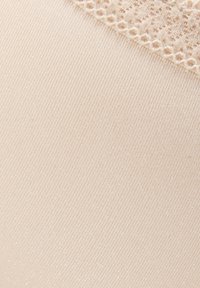 Beiger Stoff mit glatter Textur; verfügt über eine Spitzenakzent an der Oberseite, der einen Kontrast von Mustern und dezenten Glanz hinzufügt.