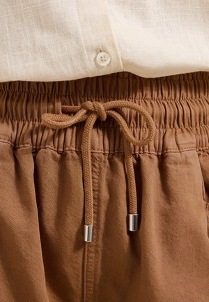 Friends Like These, REGULAR FIT - UTILITY SHIRRED TIE WAIST SHORT . - Donji dijelovi trenirke - rust brown